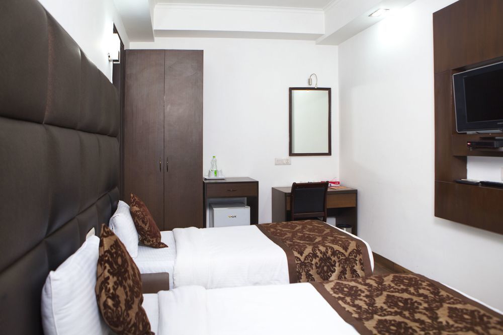 Oyo Premium Jasola Apollo Hotel New Delhi Exterior photo